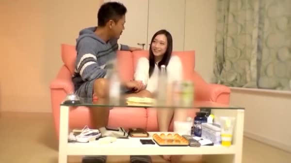 AV精选恋爱系列之嫩白美肌貌美秀气的小虎牙灵气美眉！这眼镜也太有灵性啦！